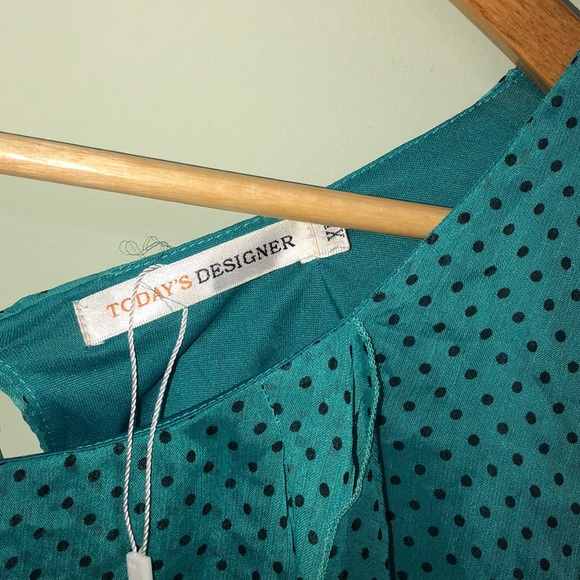 Sleeveless Polka Dot Top - Picture 3 of 3